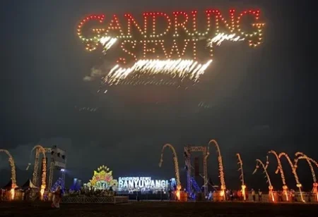 Gandrung Sewu 2026 Sukses Digelar Malam Hari, Perpaduan Tari Tradisional dan Teknologi Memukau Penonton Foto BeritaJatim.com