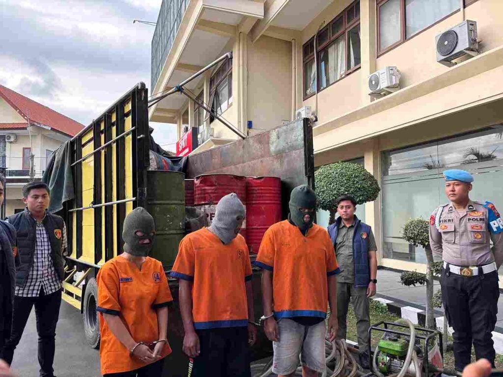 Polresta Banyuwangi Sita 5.200 Liter Solar Subsidi, Tiga Orang Jadi Tersangka Foto BeritaJatim.com