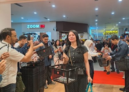 Ratusan Warga Antre Saat Uniqlo Resmi Buka Outlet Baru di MOG Malang, Antusiasme Lampaui Ekspektasi Foto BeritaJatim.com