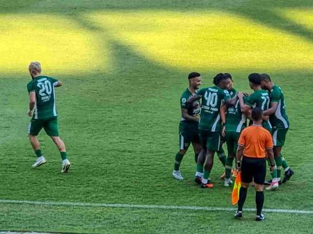PSM vs Persebaya: Tavares Waspadai Bola Mati dan Transisi Agresif Juku Eja Foto BeritaJatim.com