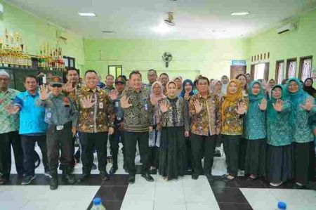 Ning Ita Ajak Warga Mojokerto Berani Laporkan Penyalahgunaan Narkoba, Cukup Lewat WhatsApp Foto BeritaJatim.com