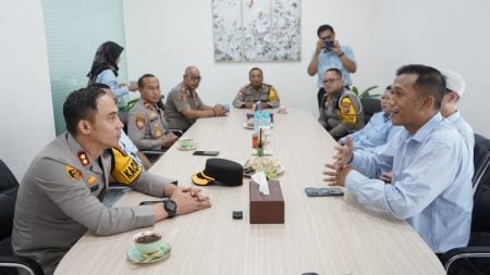Kapolres Mojokerto Kota Sambangi Pabrik Sepatu dan Sandal, Bidik Peluang Kerja Warga Foto BeritaJatim.com