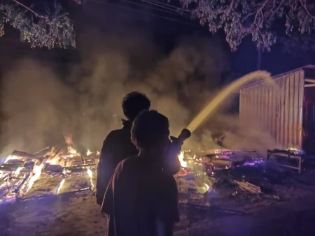 Diduga Korsleting Listrik, Warung di Ujungpangkah Gresik Ludes Dilalap Api Foto BeritaJatim.com