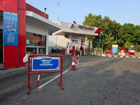 Pertalite Kosong di Sejumlah SPBU Gresik, Stok Habis dalam Hitungan Jam Foto BeritaJatim.com