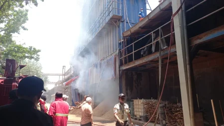 Mesin Blower Terbakar, Produksi Mebel PT Multi Manao Indonesia Gresik Geger Foto BeritaJatim.com