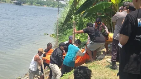 Pria Asal Sidayu Gresik Ditemukan Tewas Mengapung di Sungai Bengawan Solo Foto BeritaJatim.com
