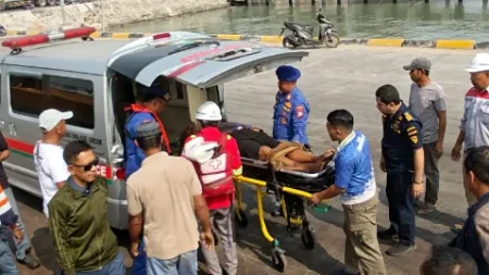 Mendadak Sesak Napas, ABK KLM Putra Utama Jaya Dievakuasi ke RS Muhammadiyah Gresik Foto BeritaJatim.com