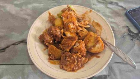 Batagor Legendaris Budi Mulya Surabaya, Gurih Ikan Tenggiri dan Saus Kacang Kental Jadi Andalan Foto BeritaJatim.com