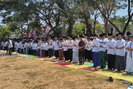Peduli Karhutla, 850 Siswa Yayasan Sabilillah Lamongan Gelar Salat Istisqa di Hari Santri Foto BeritaJatim.com