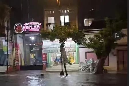 Awal Musim Hujan, Banjir Landa Kota Blitar Foto BeritaJatim.com