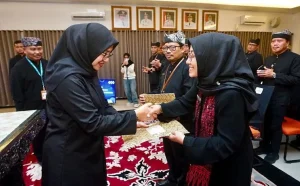 Serahkan SK 14 Kepala Sekolah SMP, Bupati Ipuk Tekankan Pentingnya Pendidikan Karakter Foto BeritaJatim.com