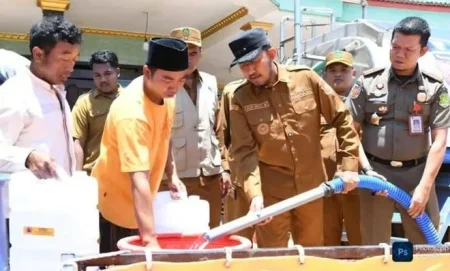 Bupati Sumenep Cek Langsung Distribusi Air Bersih di Wilayah Kekeringan Foto BeritaJatim.com