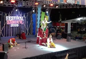 Ribuan Warga Padati Festival Sandur Bojonegoro, Seni Tradisi Jadi Tontonan Sekaligus Tuntunan Foto BeritaJatim.com