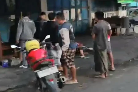 Penjual Es Degan di Wadungasri Waru Sidoarjo Dibacok Pria Diduga ODGJ Foto BeritaJatim.com