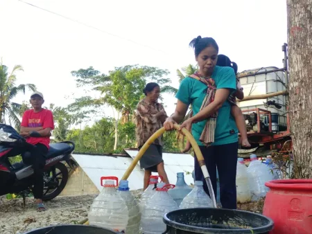 Kemarau Panjang, Puluhan Warga Jatigunung Andalkan Bantuan Air Bersih Foto BeritaJatim.com