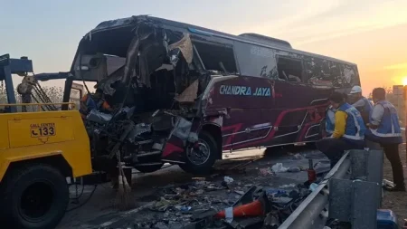 Bus Family Gathering PT Cipta Alas Nusantara Tabrak Truk di Tol Ngawi, Tiga Orang Tewas Foto BeritaJatim.com