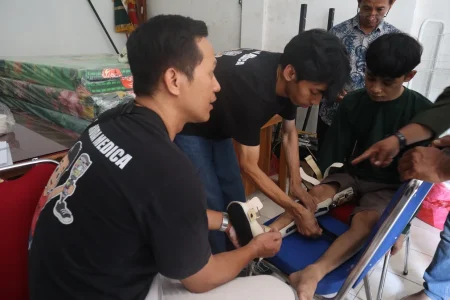 Kemensos Salurkan Bansos Rp91,8 Juta di Nganjuk, 20 Penyandang Disabilitas Terima Alat Bantu Foto BeritaJatim.com
