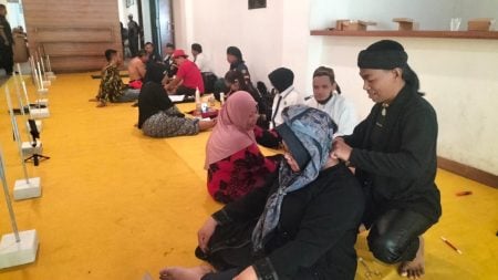 HUT ke-62, Golkar Jatim Gelar Pengobatan Gratis dan Bagikan Ratusan Paket Sembako Foto BeritaJatim.com