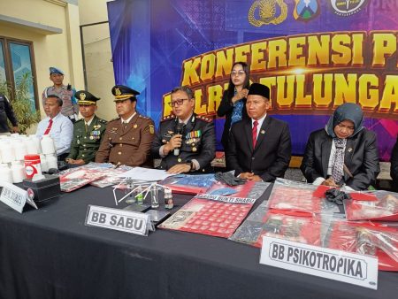 Polres Tulungagung Ungkap 71 Kasus Narkoba, Sita 815 Gram Sabu dan 219.910 Pil Dobel L Foto BeritaJatim.com