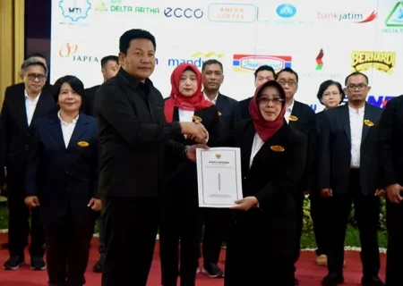 Bupati Subandi Kukuhkan Forum TJSLP Sidoarjo 2026–2029, Dorong CSR untuk Pendidikan dan Kesejahteraan Foto BeritaJatim.com
