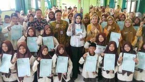 30 Penulis MTsN 4 Sidoarjo Terbitkan Buku tentang Mimik Idayana, Ini Kisah di Baliknya Foto BeritaJatim.com