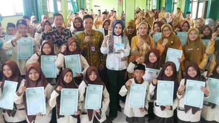 30 Penulis MTsN 4 Sidoarjo Terbitkan Buku tentang Mimik Idayana, Ini Kisah di Baliknya Foto BeritaJatim.com
