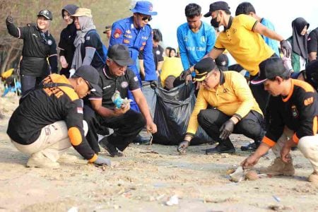 Polresta Tuban Gelar Penanaman Pohon Hingga Bersih-Bersih Sampah di Pantai Cemara Foto BeritaJatim.com