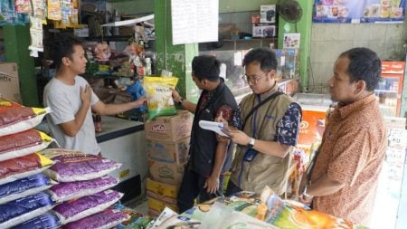 Buntut Dugaan Penyalahgunaan Beras SPHP, BULOG Jatim Bentuk Satgas Khusus Penertiban Distribution Foto BeritaJatim.com