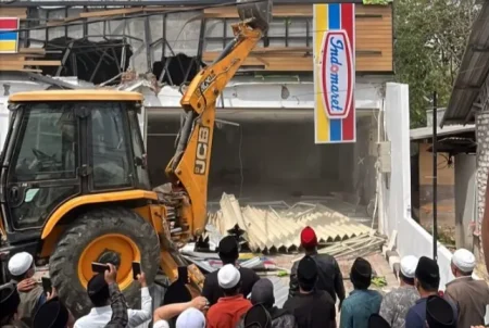Sejumlah Warga Rusak Gerai Ritel Modern di Pamekasan Foto BeritaJatim.com