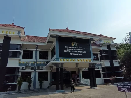 Telusuri Tanah Warisan Ayah, Ahli Waris di Ponorogo Sebulan Lebih Menunggu Warkah BPN Foto BeritaJatim.com