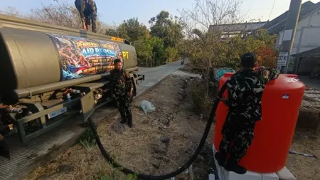 Batalyon TP 532/Pangeran Timur Salurkan 45.000 Liter Air Bersih untuk Warga Kabupaten Madiun Foto BeritaJatim.com