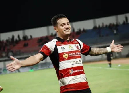 Drama 6 Gol dan 3 Kartu Merah di Pamekasan, Madura United vs Bhayangkara Berbagi Poin Foto BeritaJatim.com