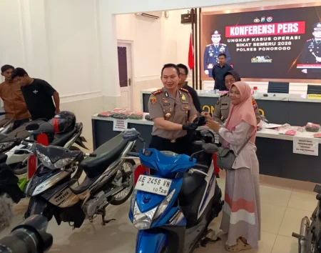 Pura-Pura Tolong Korban Kecelakaan di Ponorogo, Pria Asal Kediri Bawa Kabur Motor Foto BeritaJatim.com