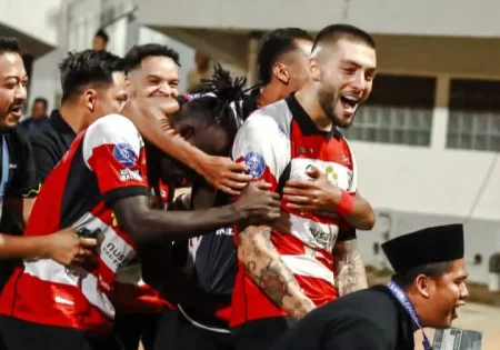 Gol Tunggal Dimitar Mitkov Bawa Madura United Amankan Poin dari Persib Foto BeritaJatim.com