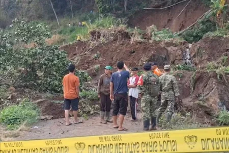 Tebing Setinggi 30 Meter di Magetan Longsor, Jalan Penghubung Dua Desa Terputus Foto BeritaJatim.com