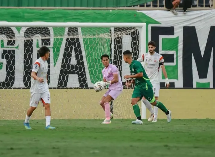 Angga Saputra Bidik Clean Sheet Saat Madura United Tantang Persebaya di GBT Foto BeritaJatim.com
