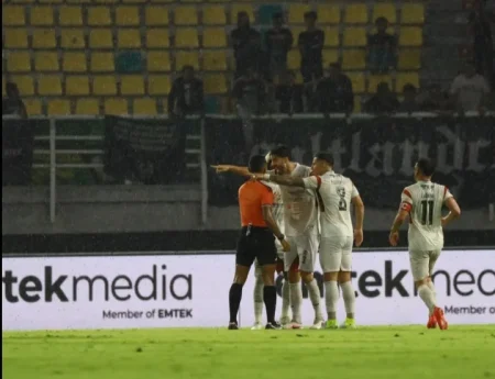 Kartu Merah dan Penalti Gagalkan Misi Madura United Curi Poin di Markas Persebaya Foto BeritaJatim.com