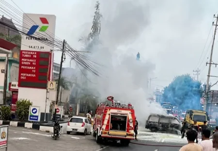Sebuah Mobil Ludes Terbakar di SPBU Nyalabu Laok Pamekasan Foto BeritaJatim.com