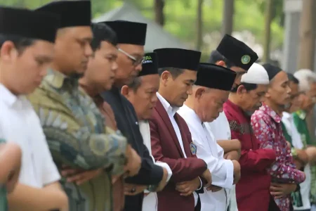 Sivitas Akademika Umsura Gelar Salat Istisqa Minta Hujan Pereda Karhutla Foto BeritaJatim.com