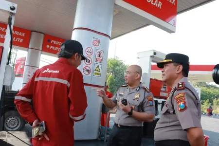 Pastikan Aman, Kapolres Lamongan Pantau Langsung Stok BBM dan Pelayanan SPBU Foto BeritaJatim.com