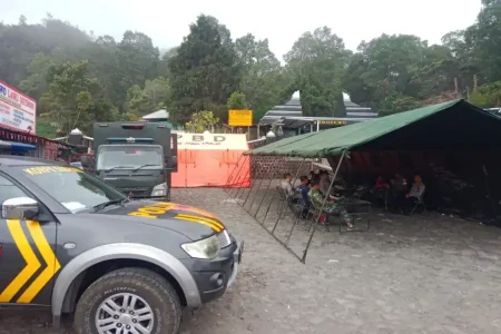 Kepulan Asap Karhutla Lawu Masih Terpantau di Karanganyar, Tim Gabungan Siaga di Cemorosewu Magetan Foto BeritaJatim.com