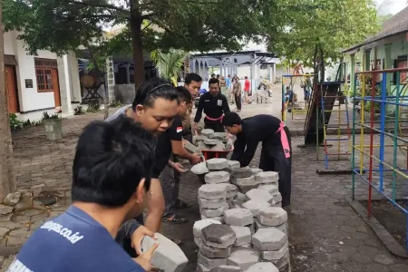 Pendekar SH Terate Sananwetan Sulap Pelataran Masjid Al Muhtadin Blitar Jadi Asri Foto BeritaJatim.com