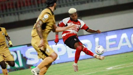 Madura United Vs Bhayangkara FC: Laskar Sape Kerrab Tertinggal 0-1 di Babak Pertama Foto BeritaJatim.com