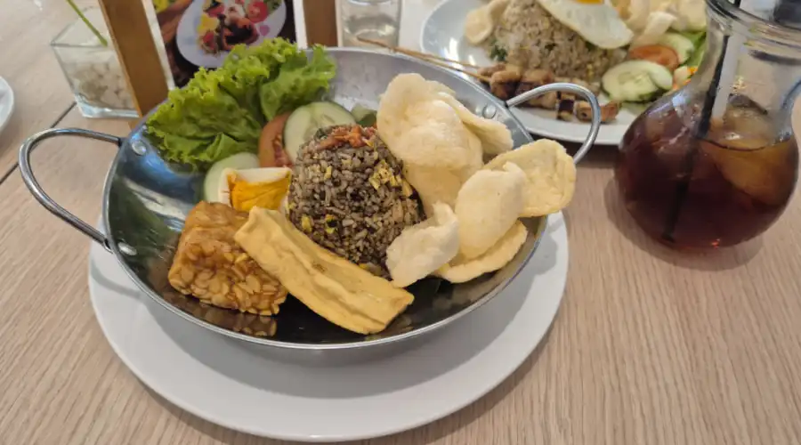 Nasi Goreng Rawon Midtown Surabaya, Perpaduan Unik Kluwek dan Cita Rasa Tradisional