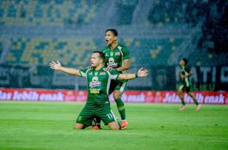 Persebaya Hancurkan 10 Pemain Madura United 3-1 di Stadion GBT Foto BeritaJatim.com