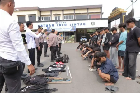 Gercep Gagalkan Tawuran, Polres Lamongan Amankan 26 Pemuda Bawa Kayu Balok Hingga Ruyung Foto BeritaJatim.com