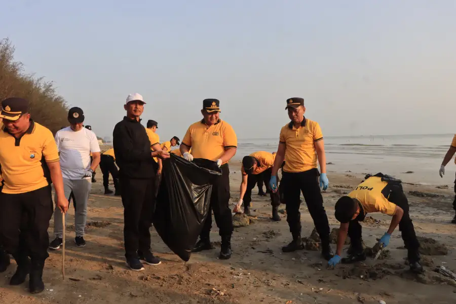 Green Policing Polresta Tuban, Bersihkan Pantai Cemara dan Tanam 200 Pohon