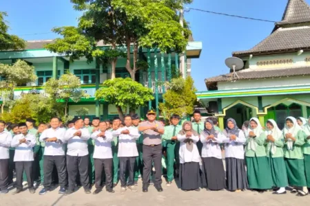 Polisi Bojonegoro Peduli Pendidikan, AKP Luluk Ajak Siswa Tertib Lalu Lintas dan Bijak Bermedsos Foto BeritaJatim.com