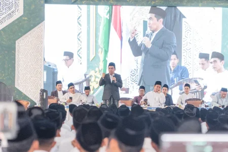 Beri Kuliah Umum di Lirboyo, Prof Jaenal Sebut Kitab Kuning Dasar Bisnis Syariah Foto BeritaJatim.com