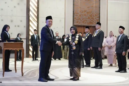 Kemdiktisaintek Lantik Rossyda Priyadarshini Jadi Rektor UPN Veteran Jawa Timur Foto BeritaJatim.com